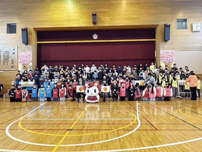 地元小学校にバスケットボール用品を寄贈しました