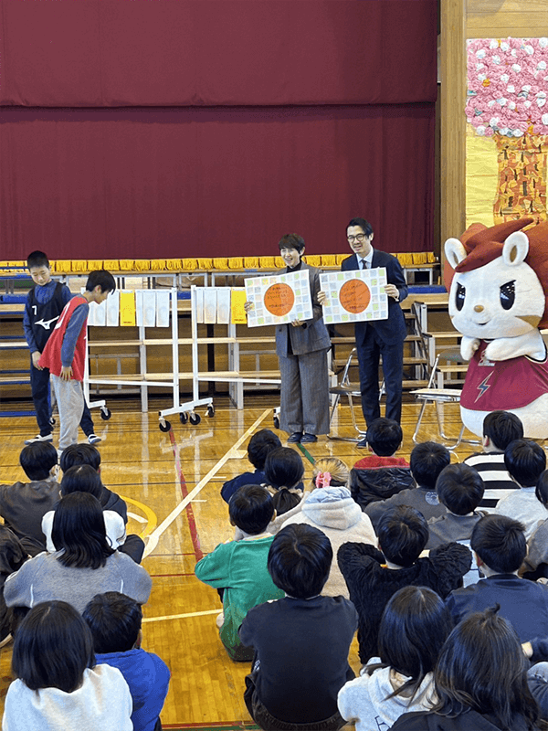 地元小学校にバスケットボール用品を寄贈しました