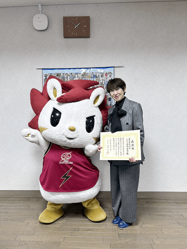 地元小学校にバスケットボール用品を寄贈しました